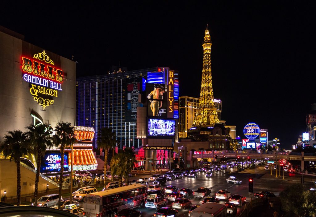 online-casino-versus-brick-and-mortar-vegas